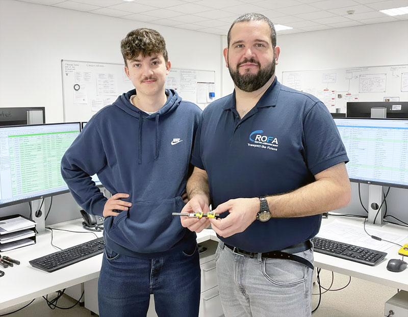 Teamfoto mit Auszubilder und Auzubildenden