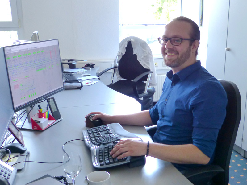 MLR Mitarbeiter am Schreibtisch